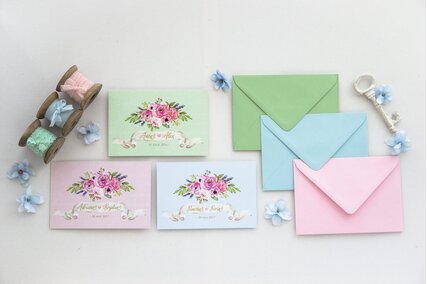 invitatii de nunta in culori pastel si plicuri colorate