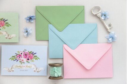 invitatii de nunta in culori pastel si plicuri colorate