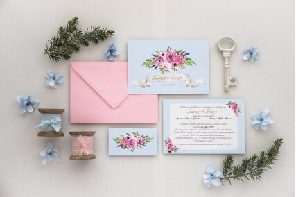 invitatie de nunta in culori pastel cu flori roz si frunze