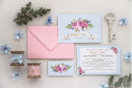 invitatie de nunta in culori pastel cu flori roz si frunze