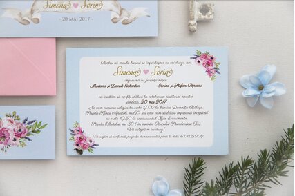 invitatie de nunta in culori pastel cu flori roz si frunze