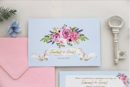 invitatie albastru deschis cu trandafiri si bujori roz cu frunze verzi