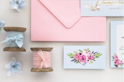 invitatie de nunta in culori pastel cu flori si plic roz