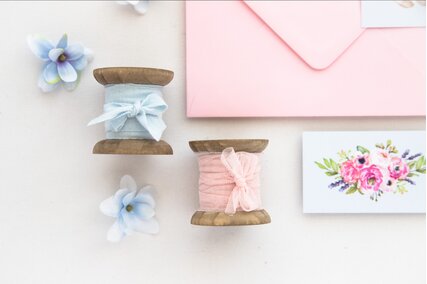 invitatie de nunta in culori pastel cu flori si plic roz