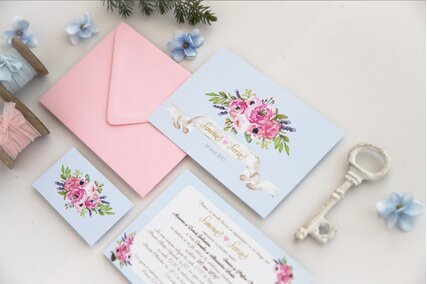 invitatie albastru pastel cu flori si plic roz