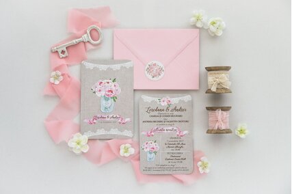 invitatie de nunta rustica cu buchet de bujori roz in borcan