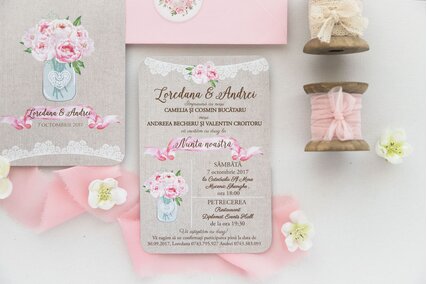 invitatie de nunta rustica cu buchet de bujori roz in borcan si dantela