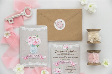 invitatie de nunta rustica cu buchet de bujori roz in borcan si plic kraft