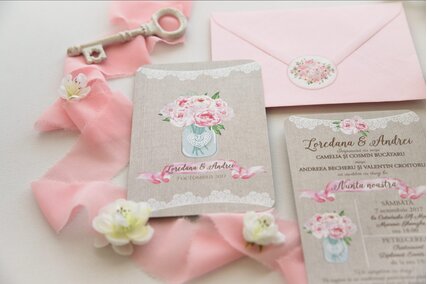 invitatie de nunta rustica cu buchet de bujori roz in borcan si dantela