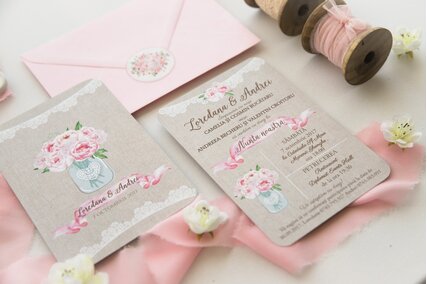 invitatie de nunta rustica cu buchet de bujori roz in borcan si dantela