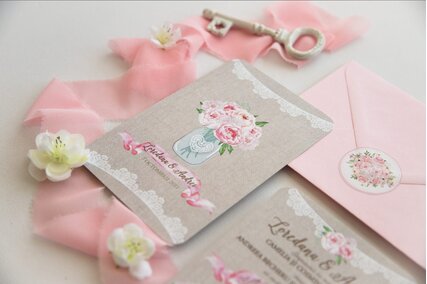 invitatie de nunta rustica cu buchet de bujori roz in borcan si dantela