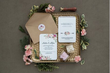 invitatie cu flori pe colt si plic kraft