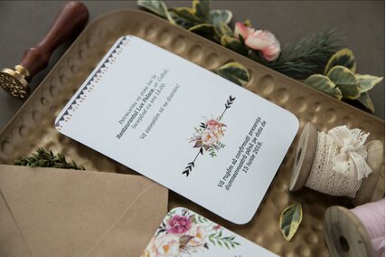 invitatie de nunta postcard cu trandafiri si frunze