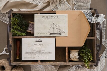 invitatie postcard pentru tema calatorii cu vapor si plic kraft vintage