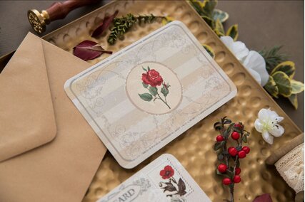invitatie vintage si romantica cu trandafiri rosii cu plic kraft