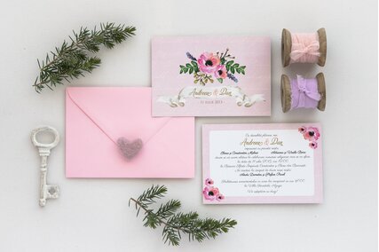 invitatie de nunta roz pastel cu anemone si frunze verzi