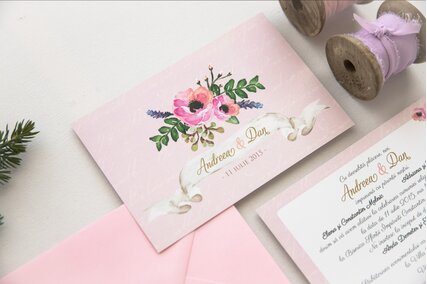 invitatie de nunta roz pastel cu anemone si frunze verzi