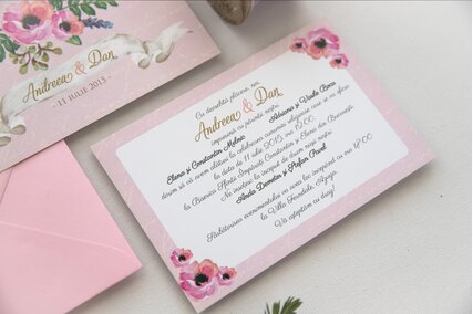 invitatie roz pastel cu flori si plic roz deschis