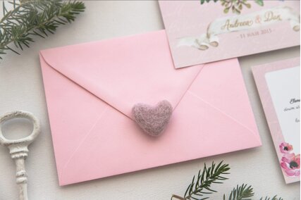 invitatie roz pastel cu flori si plic roz deschis cu inimioara