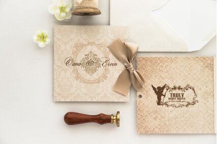 invitatie de nunta clasic eleganta crem cu fundita din panglica