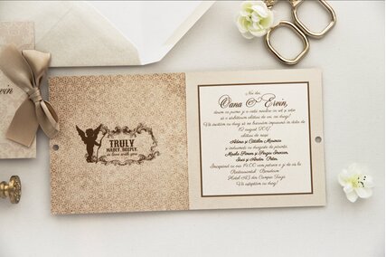 invitatie de nunta clasic eleganta crem cu fundita din panglica