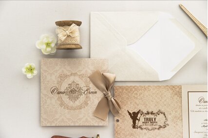 invitatie de nunta clasic eleganta crem cu fundita din panglica