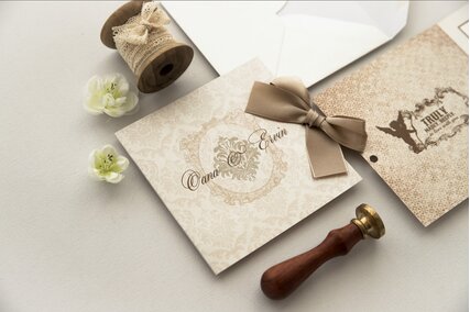 invitatie  clasic eleganta de culoare crem cu fundita din panglica