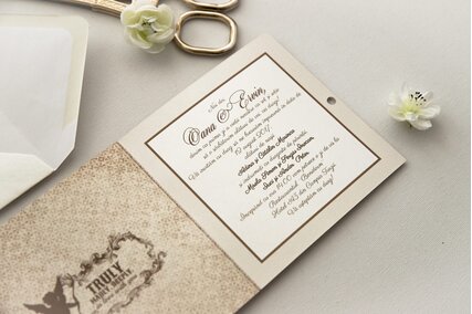 invitatie eleganta legata cu fundita de satin si scris deosebit