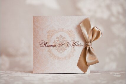 invitatie eleganta legata cu fundita de satin si scris deosebit