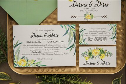 invitatie de nunta carte postala cu flori galbene si frunze verzi cu card RSVP