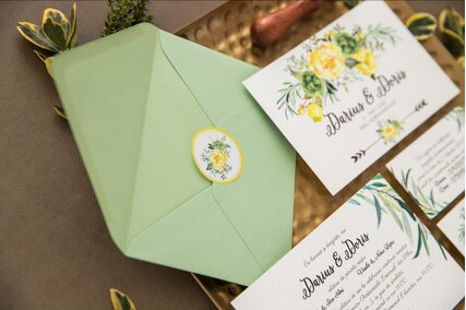 invitatie de nunta carte postala cu flori galbene si frunze verzi cu card RSVP