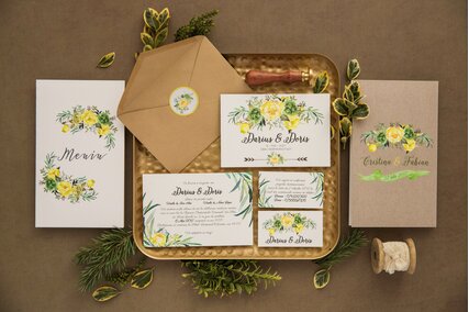 invitatie vintage florala cu plic kraft si bujori galbeniinvitatie vintage florala cu plic kraft si bujori galbeniinvitatie vintage florala cu plic kraft si bujori galbeni