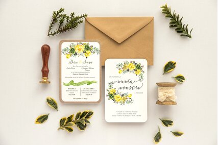 invitatie de nunta cu print vintage si flori galbene