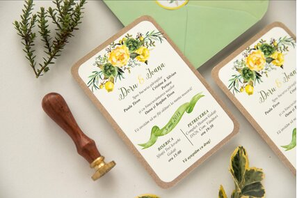 invitatie cu bujori si trandafiri galbeni cu frunze si panglica pentru numele mirilor