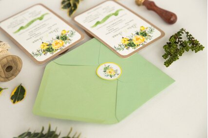 invitatie cu bujori si trandafiri galbeni cu frunze si panglica pentru numele mirilor