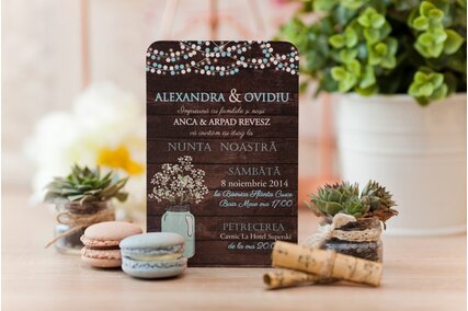 invitatie de nunta vintage rustica cu carton texturat de lemn si buchet de floarea miresei