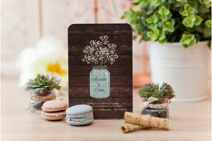 invitatie de nunta vintage rustica cu carton texturat de lemn si buchet de floarea miresei albe