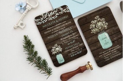 invitatie de nunta cu carton imitatie de lemn cu textura deosebita si borcan cu floarea miresei