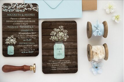 invitatie de nunta cu carton imitatie de lemn cu textura deosebita si borcan cu floarea miresei