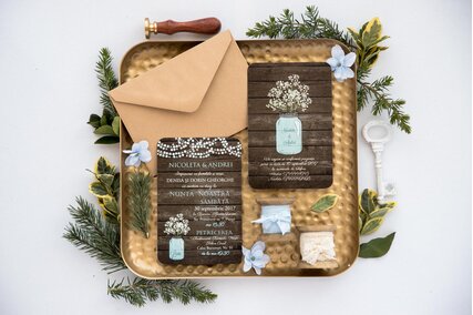 invitatie vintage rustica cu carton texturat de lemn si borcan cu floarea miresei