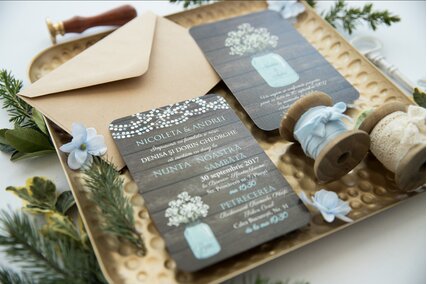 invitatie vintage rustica cu carton texturat de lemn si borcan cu floarea miresei