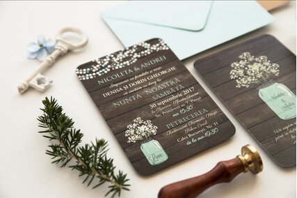 invitatie de nunta vintage rustica cu carton texturat de lemn si floarea miresei