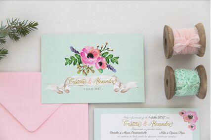 invitatie de nunta verde pastel cu anemone roz si frunze verzi