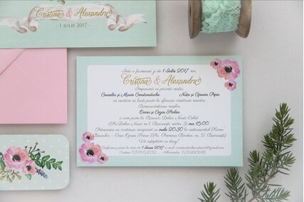 invitatie verde pastel cu flori roz si frunze verzi cu panglica pentru numele mirilor