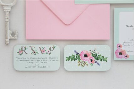 invitatie verde pastel cu flori roz si frunze verzi cu panglica pentru numele mirilor