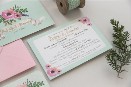 invitatie verde pastel cu flori roz si frunze verzi cu panglica pentru numele mirilor