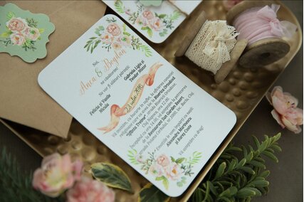 invitatie cu flori si frunze vintage in culori pastelate oranj