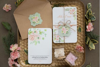 invitatie cu flori si verdeata vintage cu plic kraft