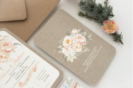 invitatie vintage cu carton texturat si flori crem cu plic kraft