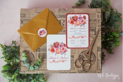 invitatie cu trandafiri si bujori rosii si panglica pentru numele invitatilor